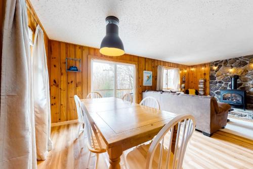 康威Rockhouse Mountain Retreat的一间带木桌和椅子的用餐室