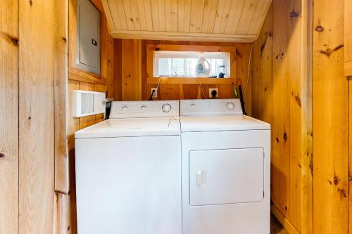 康威Rockhouse Mountain Retreat的小厨房配有白色洗衣机和烘干机