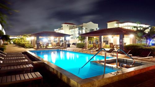 棕榈滩Arena Condominium Aruba的度假村的游泳池