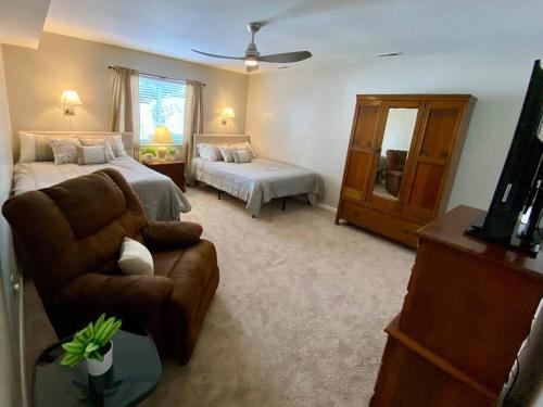 弗吉尼亚海滩Croatan Beach House - Big Kitchen, Hot Tub, 2 Masters的客厅配有床和沙发