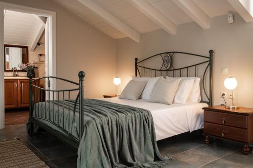 MouzákionAmalthia Villa的一间卧室配有一张带绿毯的大床