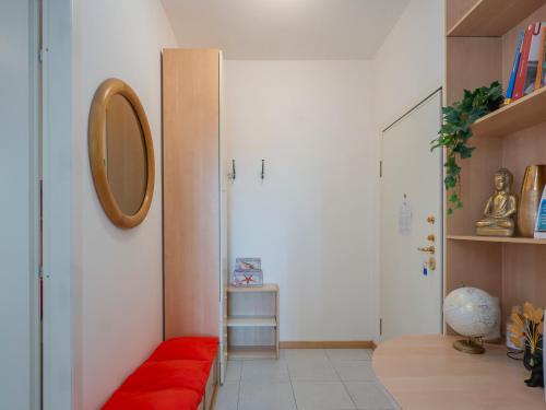 米兰I Host Apartment - San Faustino 78的客厅配有红色的沙发和镜子