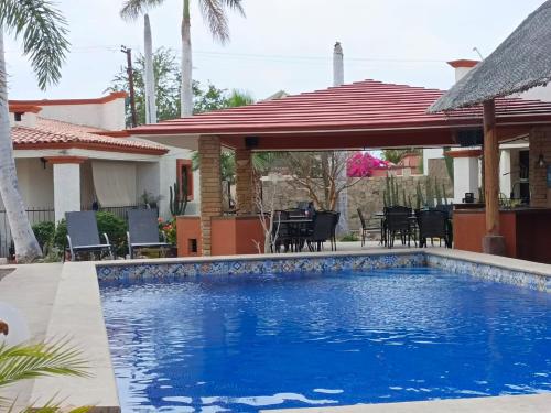 拉巴斯GoBaja Villas 2 bedroom的房屋前的游泳池