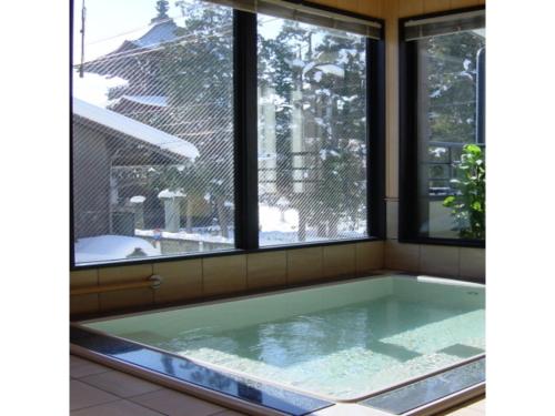 高山Minshuku Kuwataniya - Vacation STAY 96480v的带窗户的客房内的按摩浴缸