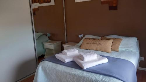 皮拉米德斯港Casa Brava的一间卧室配有带毛巾的床