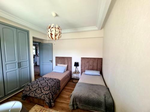 Sidi el Haj Bou DerbalaChill and vibe house的一间卧室配有两张床和吊灯。