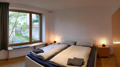 GräfenbergKubus 28A的一间卧室设有一张床和一个大窗户