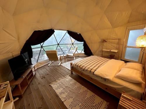 卡亚克Luvinn Kayaköy的帐篷内一间卧室,配有一张大床