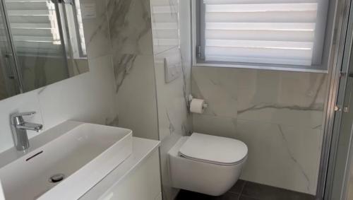斯普利特Splendid Split View apartment的白色的浴室设有卫生间和水槽。
