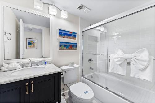 西耶斯塔岛Stay Siesta Dunes的浴室配有卫生间水槽和淋浴。