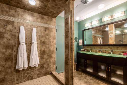 桑德贝诺维斯特贝斯特韦斯特优质酒店及会议中心的一间带水槽和镜子的浴室