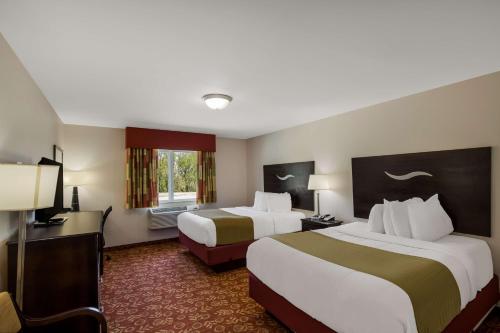 WhittingtonSureStay Hotel by Best Western Whittington Rend Lake的酒店客房设有两张床和电视。