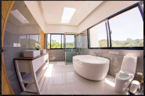 拉斯特拉纳斯Villa Ocean Blue的大型浴室设有大浴缸和水槽