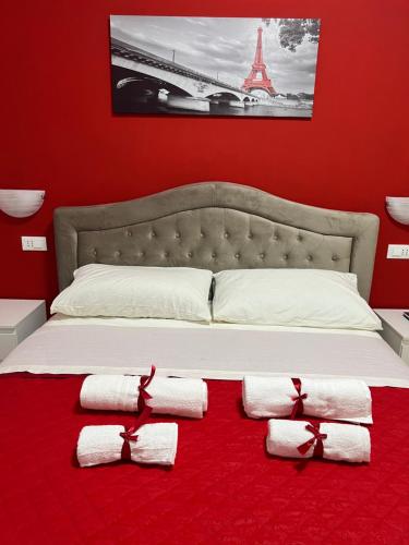 斯培西亚Alì Babà Rooms的一间卧室,铺有红色地毯,配有一张带毛巾的床
