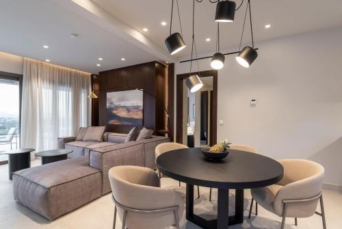 科斯镇Maravilla Luxury Living的客厅配有沙发和桌椅