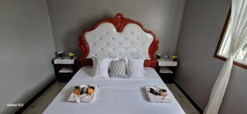 MbaleFrankfurt Cottages的卧室配有一张白色的床和大型床头板