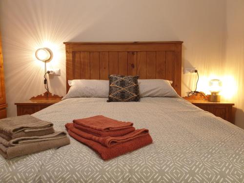 维戈Casita adosada的一间卧室配有带毛巾的床