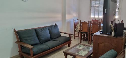 萨尔塔Deptos Belgrano 674 CENTRO的客厅配有沙发和桌子
