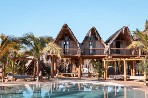 托多斯桑托斯Baja Nomads Hotel - Adults 15 Plus的前面有游泳池的房子