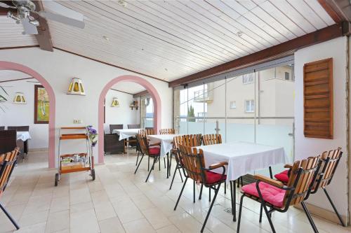 奥米什Apartments and rooms by the sea Nemira, Omis - 2781的一间带桌椅的用餐室