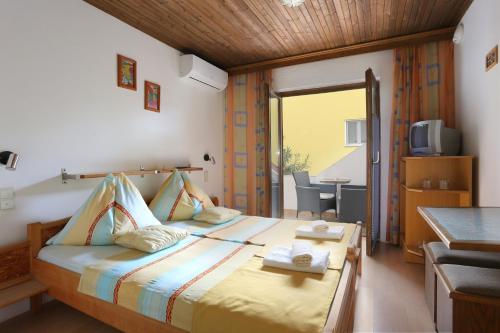 奥米什Apartments and rooms by the sea Nemira, Omis - 2781的一间卧室配有带毛巾的床