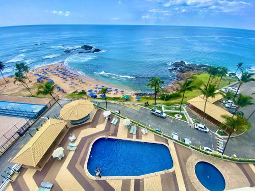 萨尔瓦多Ondina Apart Hotel Residences的享有度假胜地的空中景致,设有游泳池和海滩