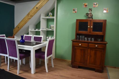 瓦尔迪维亚CABAÑA 2 TINAJA-PISCINA-QUINCHO的一间带桌子和紫色椅子的用餐室