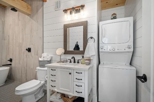 High HillWhispering Pines - Lakeside的白色的浴室设有卫生间和水槽。