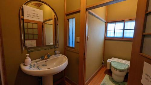 富士吉田市富士吉田かつまたや的一间带水槽、镜子和卫生间的浴室
