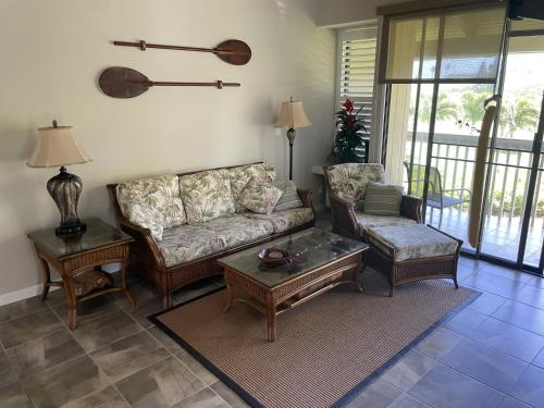 卡胡库Turtle Bay Hale Lani Condo的带沙发和咖啡桌的客厅