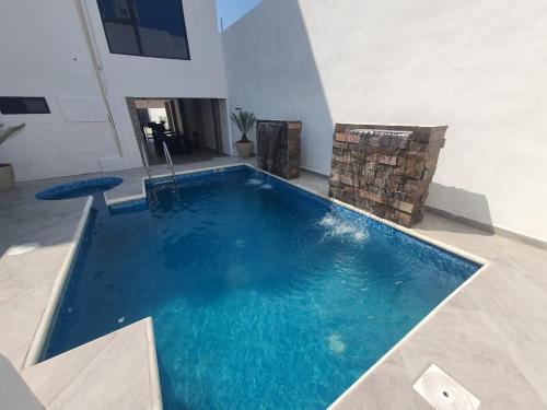 马德罗城FIESTA MIRAMAR的大楼里的一个大型蓝色游泳池