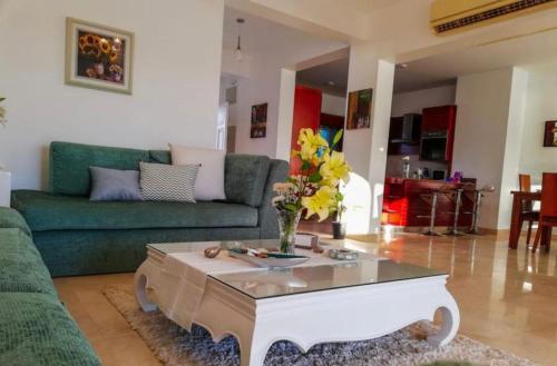QināBabel Apartment Qena的带沙发和咖啡桌的客厅
