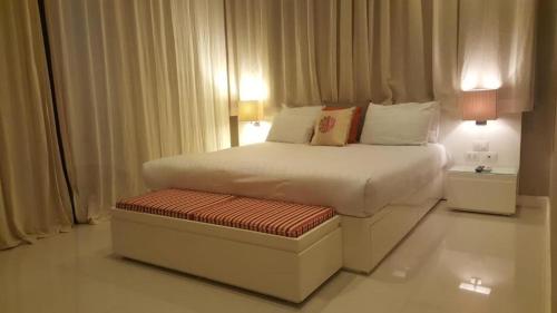 QināBabel Apartment Qena的一间卧室配有一张床,其中配有长凳