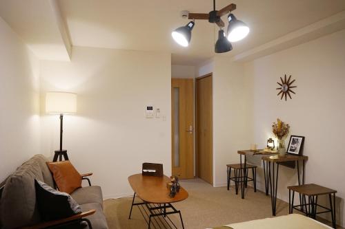 大阪川House難波南-花园町的客厅配有沙发和桌子
