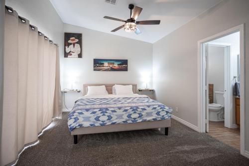 拉斯维加斯Beautiful Las Vegas Home的一间卧室配有一张床和吊扇