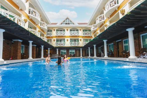 长滩岛长滩岛华文酒店的一群人在酒店的游泳池里
