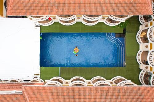 长滩岛长滩岛华文酒店的游泳池的顶部景色,里面的人