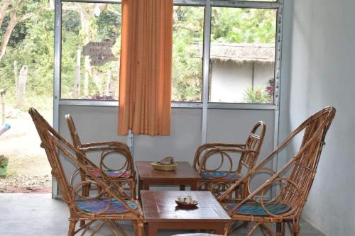 BhurkīāGolden River of wild side的客房设有桌椅和窗户。