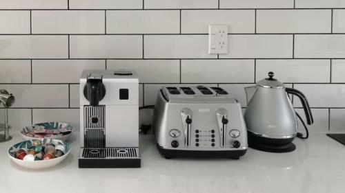 奥克兰Centre Takapuna 2 Beds & Garage & Netflix的厨房柜台配有烤面包机和茶壶