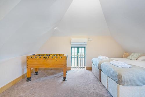 KentThe Roost Group - Meadow Lodge - Hot Tub的卧室中间带桌子的房间