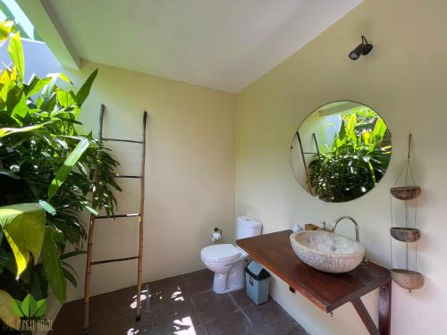 坎古丛林之家旅舍的一间带水槽和镜子的浴室