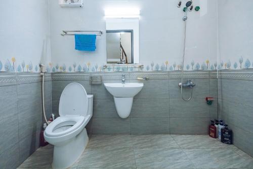 木州县Villa Habit 3br Center Mộc Châu的一间带卫生间和水槽的浴室
