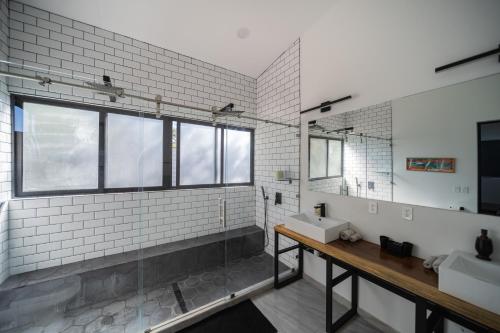 San IsidroVista Loma Estate的浴室设有2个水槽和2面镜子