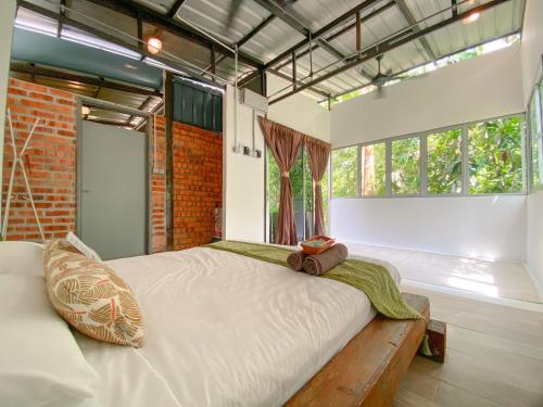 怡保Tingkat Valley的一张大床,位于带大窗户的房间里