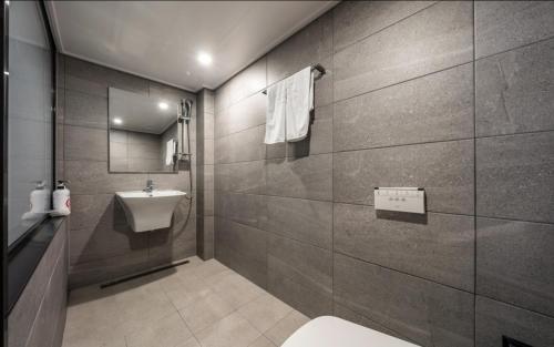 首尔Shinchon Wol Hotel的浴室配有白色卫生间和盥洗盆。