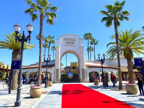 洛杉矶Casa Playa - Modern, Stylish, Spacious, Gated Entry, Rooftop Pool - BEST LOCATION - 4 BLKS to Ocean Avenue的棕榈树购物中心前的红地毯