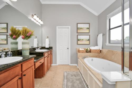 休斯顿3BR 3Ba Upscale Luxury Home in The Heights的浴室配有两个盥洗盆和浴缸。