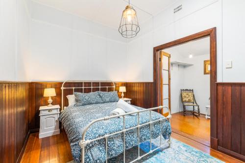 弗里曼特All Decked Out, Fremantle的一间卧室配有一张床和镜子