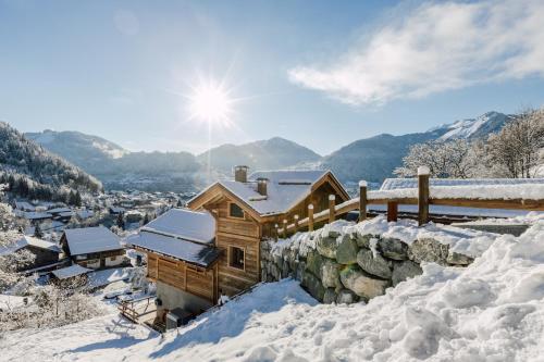 蒙特里永Chalet Grand-Duc的山上雪地中的小木屋