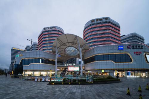广州广州丽途国际公寓酒店（宝能演艺中心店）的城市中一群高大的建筑